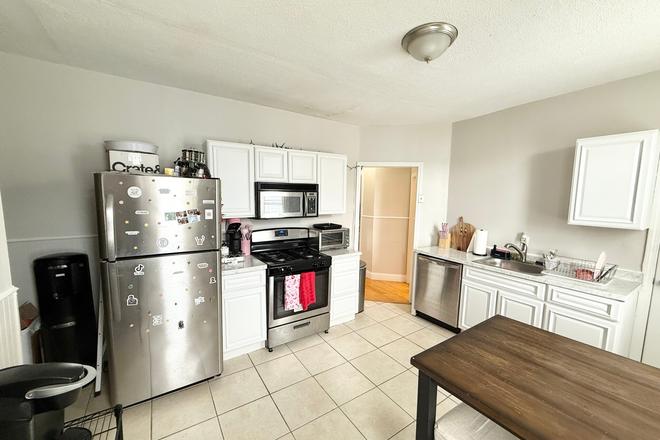 LIVING - UPDATED 4 BED WITH LAUNDRY IN UNIT! 9/1/25! Apartments