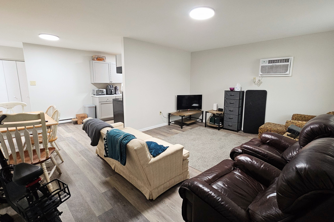 Living room - 2 Bd Apt short walk to Campus