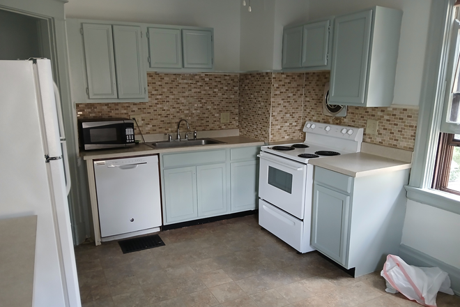 Kitchen - Outstanding Furnished 2 Bedroom Easy Walk to UC Apartments
