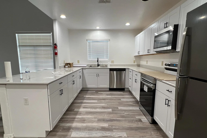 Kitchen - Walk to University of Arizona, Banner University of Medical Center,  Beautifully remodeled 5BR /3BA House