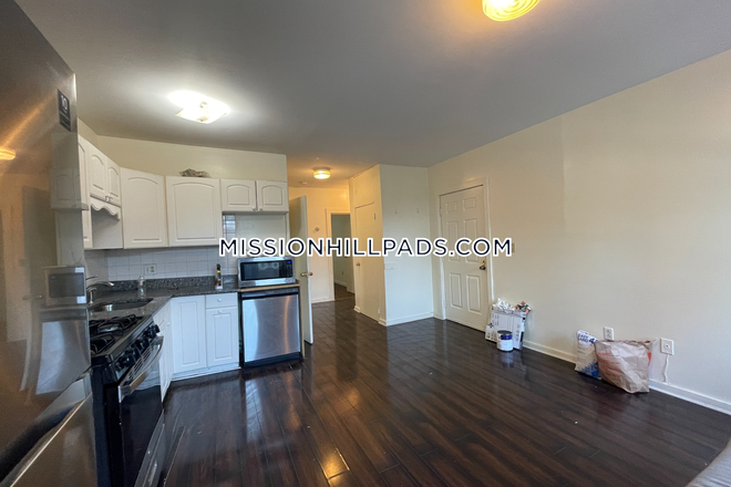 Kitchen - New Listing! NO BROKER FEE - 3 Bed 1 Bath Available 9/1/2026 on Tremont St.! Apartments