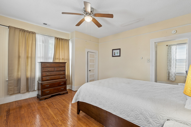 Bedroom - The Ellingtons, 1.5 miles from campus