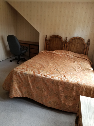 Furnished bedroom. - 1furnish room for rent  walking distance to Hofstra, F/ bath, excellent condition