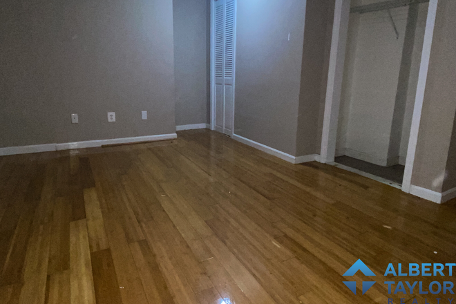 Bedroom #6 - Large 6 bedroom duplex apartment