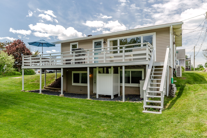 Back Yard - Available for a group of 3! Beautiful 3 bedroom in Point Judith, Walk to resturants House