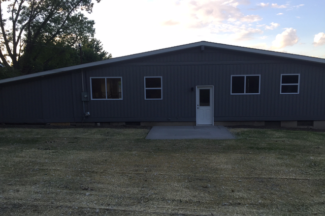 Back Yard - Updated 4 Bedroom/2 bath House - Free Parking, Walk to UIHC, Law, Pharmacy, Dental & Kinnick Stadium