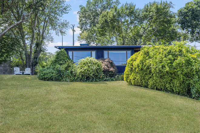 Adorable Cottage with Walk to Private Beach and Views - New Listing! 3-bed House, Waterview, Walk to Beach, Easy 12 minutes to URI, Utilities included