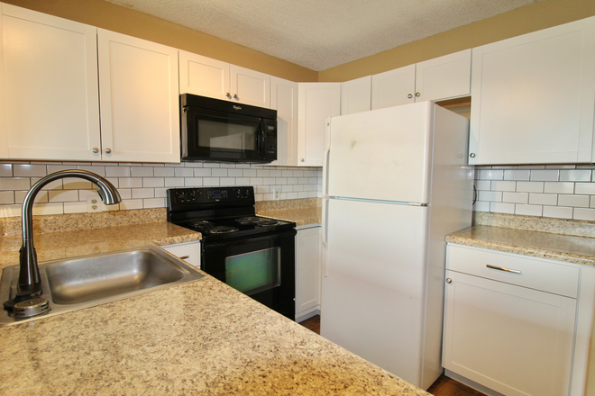 Kitchen - hunters Ridge 5 bedroom / 3 bath loft apartment for rent!