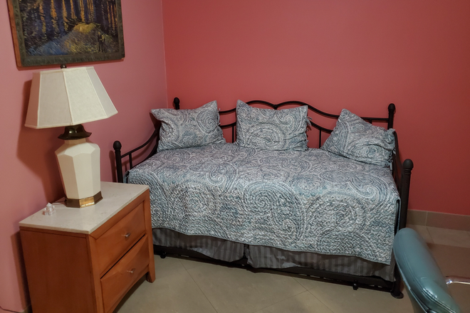 bed - Fontainebleau area,  room for rent .Walking distance to  Eng. Campus and 5 minute ride to FIU . House
