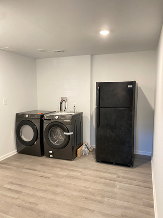 Laundry and second fridge - Single House 5b3b，10 minutes away. quiet community 10 steps from the Campus Shuttle