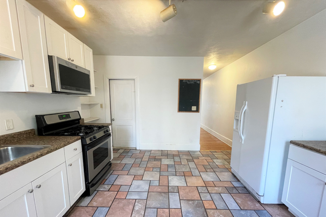 _ - GENEROUS 5 BEDS/ 2.5BATHS IN THE HEART OF MISSION HILL || 09/01/2025 Apartments