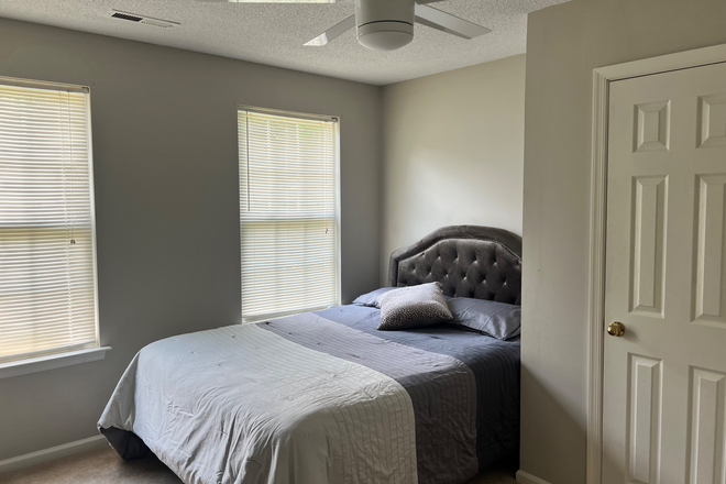 Queen Bed - Room with private bath/ community with a pool House