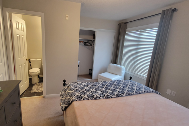 Bedroom with ensuite bathroom - 1 Master Bedroom with Ensuite Bathroom in 3 bedroom Townhouse. Laundry & Utilities incl.