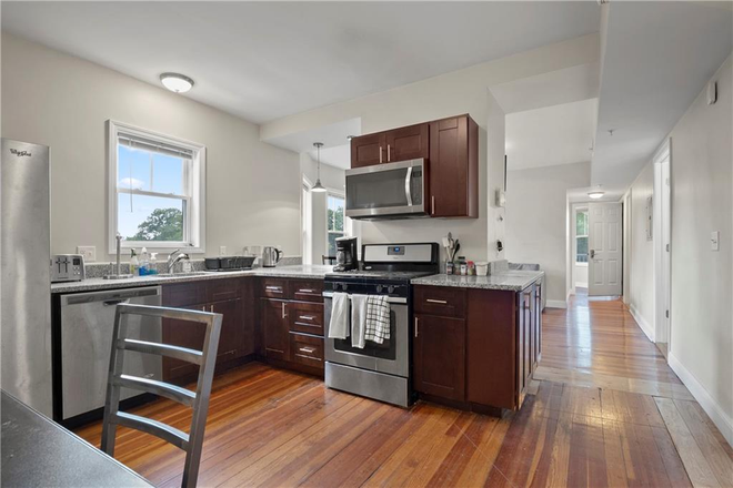 Kitchen - Spacious, Furnished Multi Level 7 Bed 3 Bath Triplex
