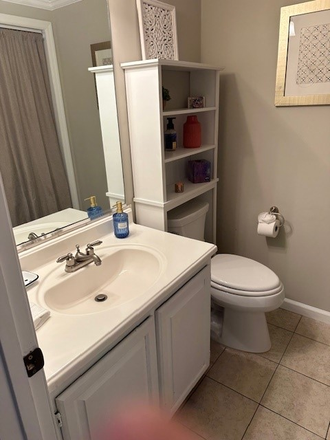 bathroom - 3 blocks from campus with driveway parking in cul de sac House