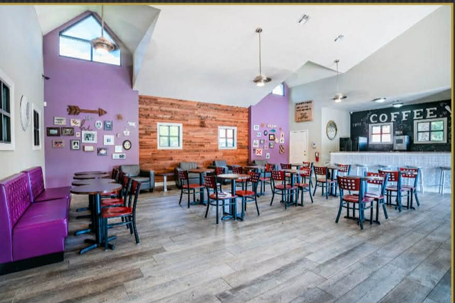 Study room - Knights Circle 4x4 female only, private bathroom, apartment close to bus stop