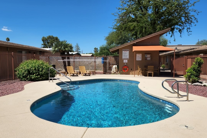 Sparkling pool - Catalina Country Studio Apts - $250 Off Move-in for UA Students & Staff - Approx 3 mi to Campus