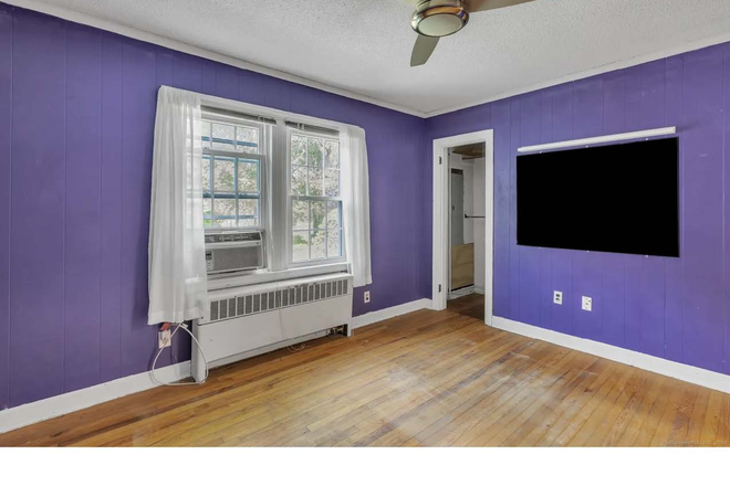 1st Floor Bedroom - SPRING SEMESTER THIS YEAR !!  Lake Front, Large House, plenty of parking, GREAT hou