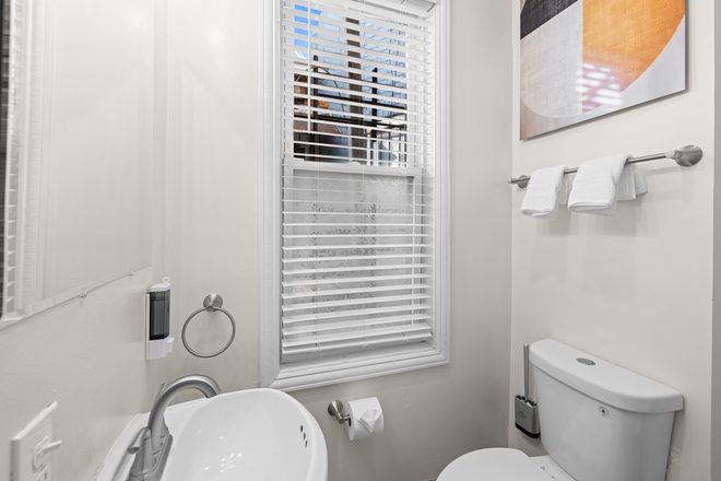 bathroom 1 - Spacious Renovated 3BR/2BA Sleeps 6 + Parking Apartments
