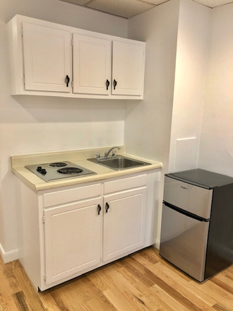 Hub Realty - Handy studio in small clean brownstone, private entrance, on green line T, free one month rent Apartments