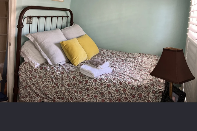 Room 2 - 13 min drive from VCU