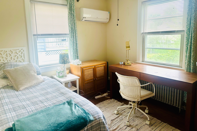 Bedroom - Room for female in shared home-Clover Ave-Ewing
