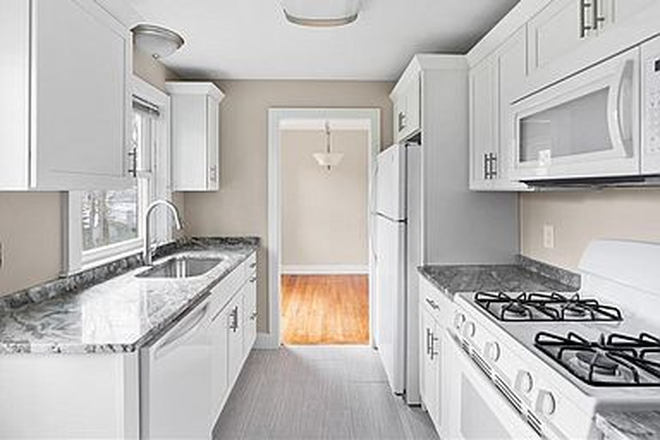 Kitchen with granite counter tops - 65 Macarthur Boulevard South Kingstown, RI 02879 House
