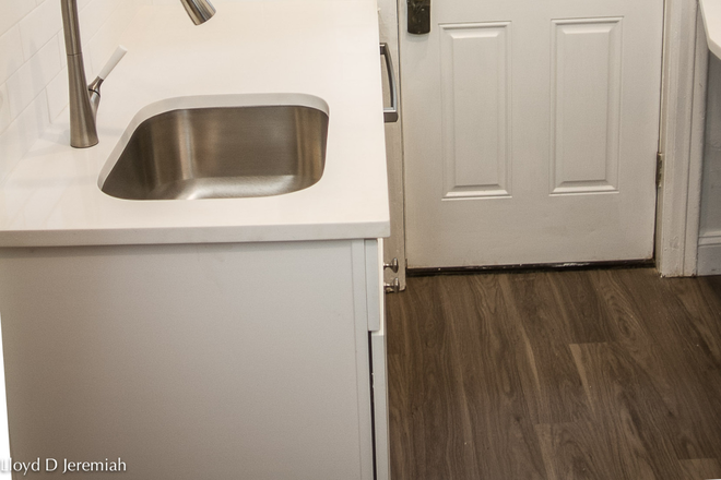 Kitchen - Charming & sunny townhome, blocks to med school & main campus