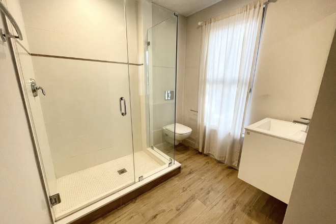 Main bathroom - Apartment