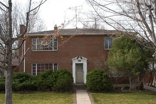 House Exterior (room being rented is upper right window) - Fully Loaded Room Near CU Boulder (On Hill) – Parking, Laundry, Backyard & More Townhome
