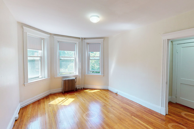 Living space - Park Dr 1 Bed Split Fenway