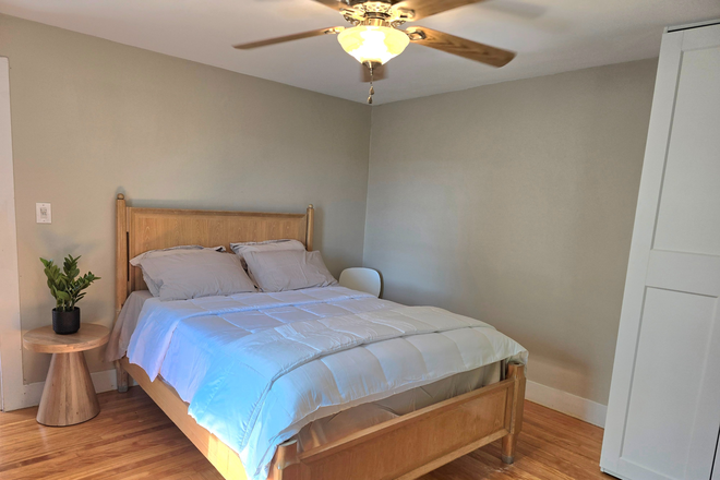 Bedroom - Amazing  Large 6 Bedroom - 2 Bathroom Colonial House