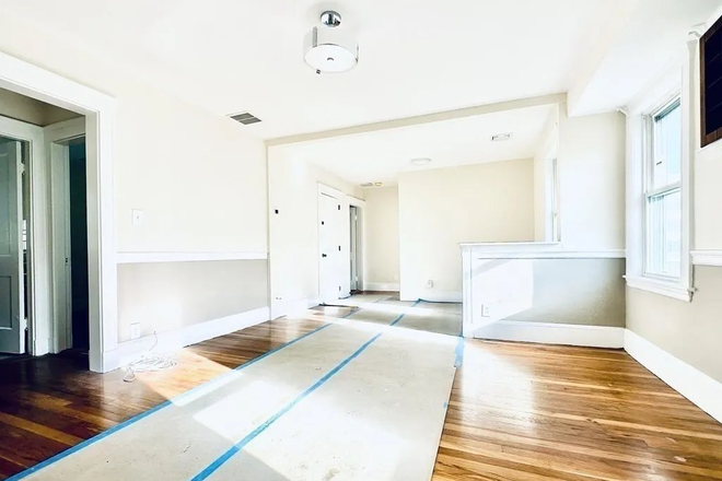 Dining Area - Apartment Next to TTC, Less than a 5 min walk to Central Campus and Tufts T Stop
