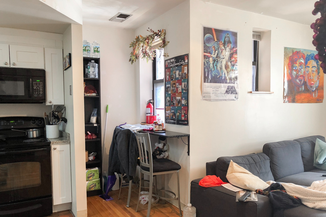 Apartment - 2 Bedroom duplex on Gainsborough Street with laundry in unit Condo