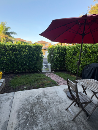 outdoor enclosed backyard/patio - Seeking roommate to share townhouse. Bedroom and private bath available in quiet community with pool