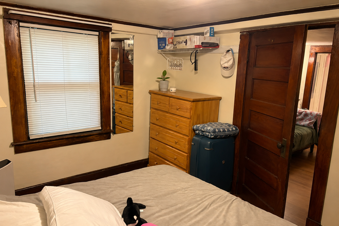 Bedroom with furnishing - Cozy, convenient, furnished – 1 mile to Umass and on bus route Duplex