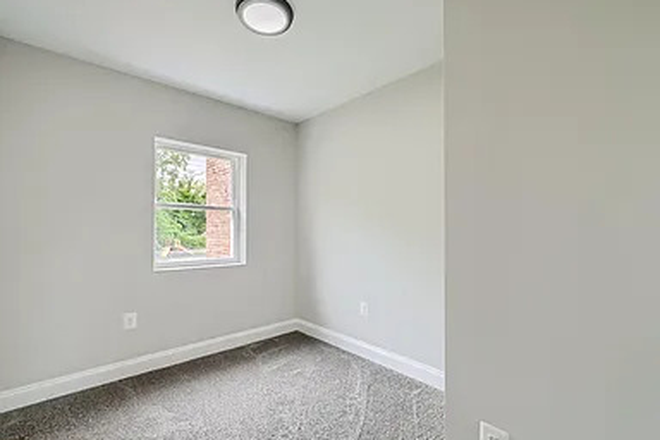 Bedroom Example - 3 bed/ 2 bath Student Housing on Chateau Ave 21212. Utilities & Wifi Included Townhome