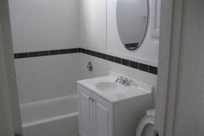 Bathroom - NEWLY UPDATED UNIT RIGHT NEXT TO BU CAMPUS!!! Townhome