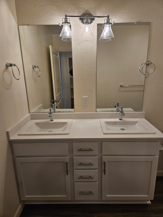 shared bathroom - Single Family house, Rooms for rent near UC Merced,