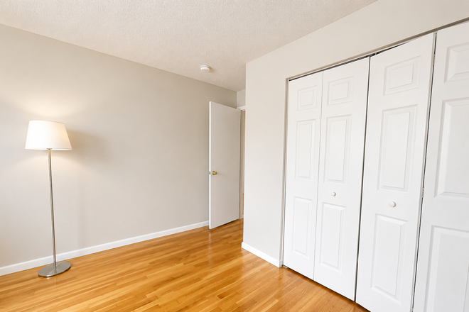 1 - Aug 1 move in Grad Students Welcome (no undergrad) 2 bed 1st floor renovated No Fee Apartments