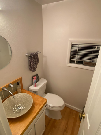 Living room bathroom - Townhouse close to campus