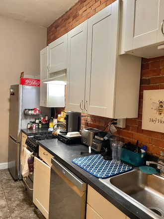 KITCHEN - NO BROKER FEE! SPACIOUS AND UPDATED BACK BAY ONE BDRM APT AT 160 SAINT BOTOLPH ST. AVAILABLE 9/1/26