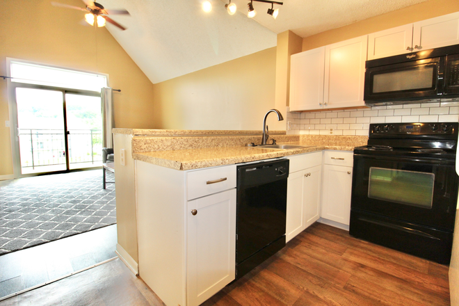 Kitchen - hunters Ridge 5 bedroom / 3 bath loft apartment for rent!