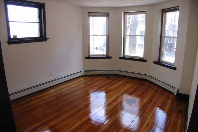 1 - 1 bed in 3 bedroom apartment near MIT and central T.