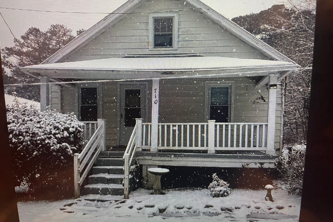 exterior - cottage 1 mile from campus Rental