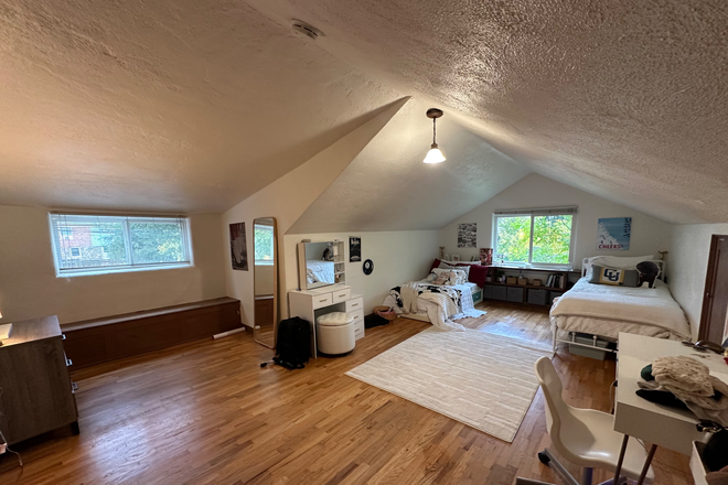 Bedroom - Two Person Room in House on the Hill Right Next to Alpha Phi- 5 minute walk to campus
