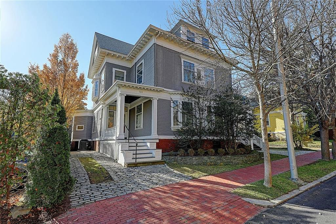 Street view - 2540 Sq.ft. Home: Luxury turn-key 6-Bdrm furnished, utilities included, 4 minute walk to Brown Univ
