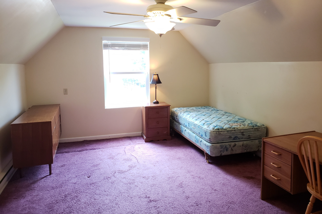 Bedroom - Spacious furnished bedroom, 5 min drive from Storrs Campus. All utility included. House