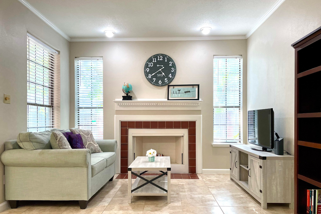 Living room - Private and furnished bedroom 15 min bike from campus Townhome