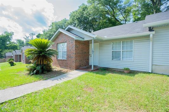 Front Exterior - Bedroom for Rent in Duplex Walking Distance to Bragg Stadium Duplex